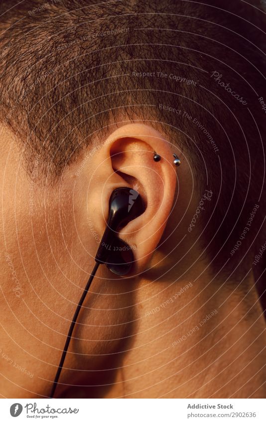 Person mit Piercing und Kopfhörer Schickimicki Ohr Jugendliche Musik Stil genießen Model Freude Klang singen Mobile Gerät brünett Haut kurzhaarig Coolness