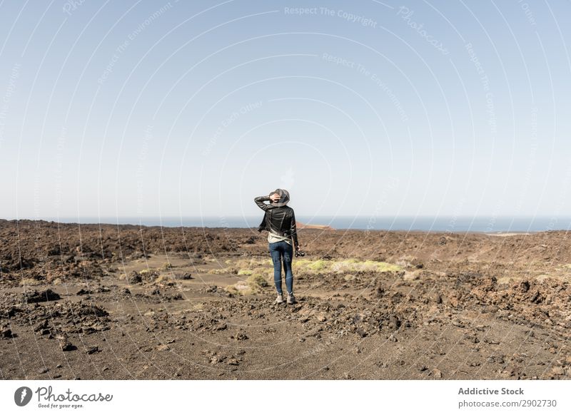 Frau beim Fotografieren von Landschaften Fotoapparat steinig Gelände Sonnenstrahlen Tag Ferien & Urlaub & Reisen Lanzarote Spanien Jugendliche Ausflug Fernweh