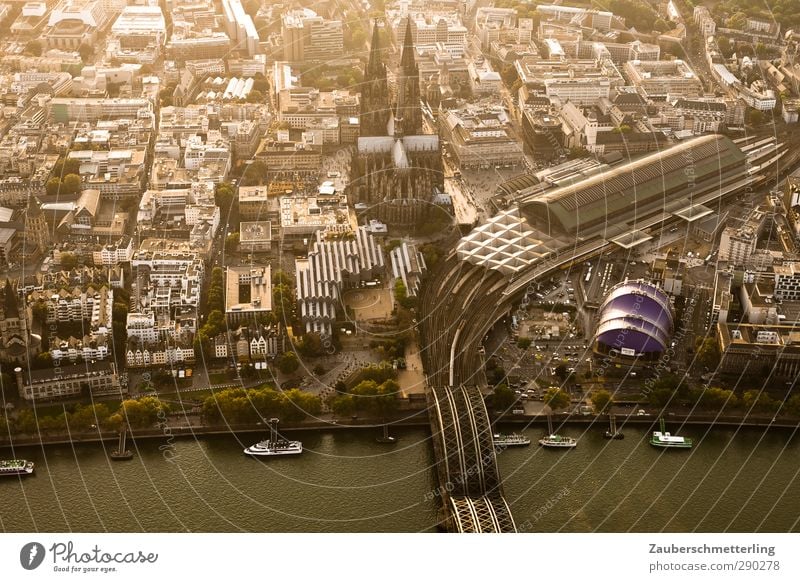 Cölln am Rhein Architektur Stadt Skyline Bahnhof Brücke Bootsfahrt Kreuzfahrtschiff Schienenverkehr Bahnfahren hoch Kölner Dom Kirche Turm Stadtzentrum