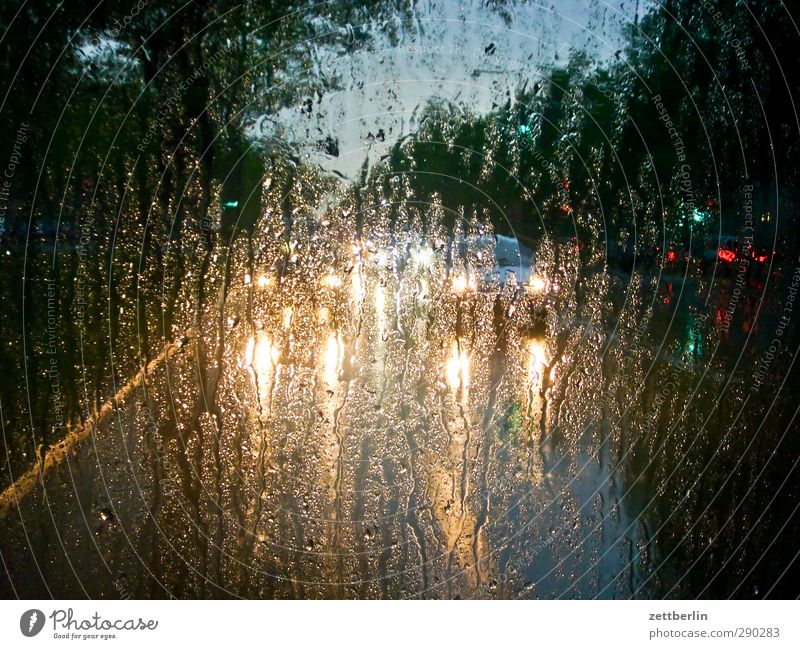 Regen Verkehr Verkehrsmittel Personenverkehr Berufsverkehr Straßenverkehr Autofahren Wege & Pfade Fahrzeug PKW stehen Hoffnung Glaube demütig Traurigkeit