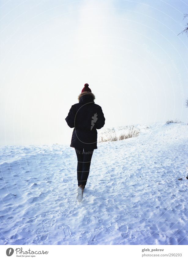 auf Schnee gehen Lifestyle Tourismus Ausflug Freiheit Sonne Winter Junge Frau Jugendliche Erwachsene Leben Rücken 1 Mensch 13-18 Jahre Kind Natur Landschaft