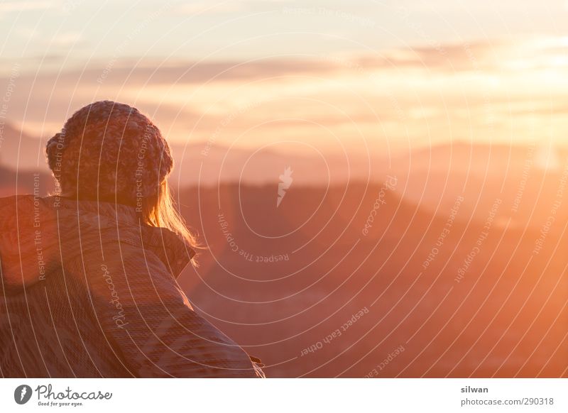 *bling* - sie wurden "lens geflaret"... feminin Junge Frau Jugendliche 1 Mensch 30-45 Jahre Erwachsene Sonnenaufgang Sonnenuntergang Winter Schönes Wetter Hügel