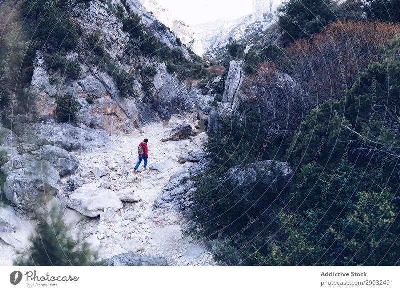 Frau, die zwischen Steinhügeln spazieren geht. Berge u. Gebirge Felsen laufen Hügel wandern Trekking Pflanze Natur Landschaft Freiheit Ferien & Urlaub & Reisen