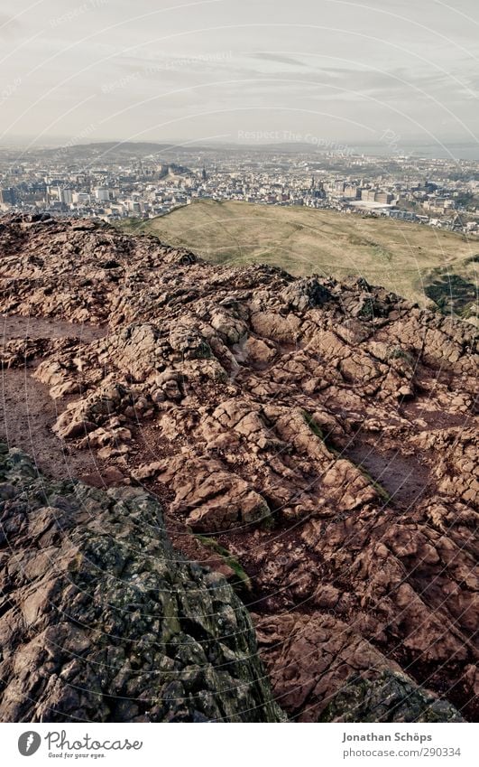 Arthur's Seat II Umwelt Natur Landschaft Berge u. Gebirge Gipfel hoch Edinburgh Schottland arthur's seat Gras trüb wandern Außenaufnahme besteigen Ziel Berghang