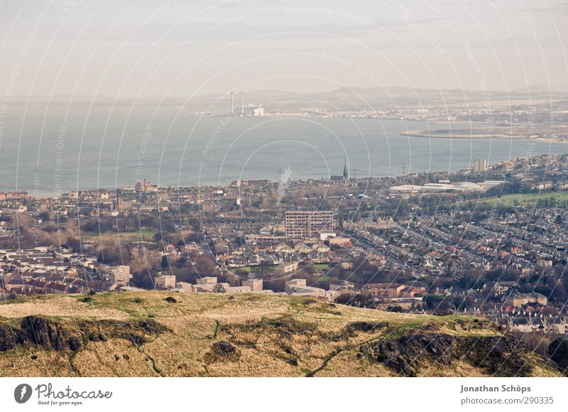 Edinburgh I Landschaft Himmel Küste Bucht Nordsee Meer Insel Großbritannien Schottland Stadt Hauptstadt Hafenstadt Stadtrand bevölkert Haus Fernweh Aussicht