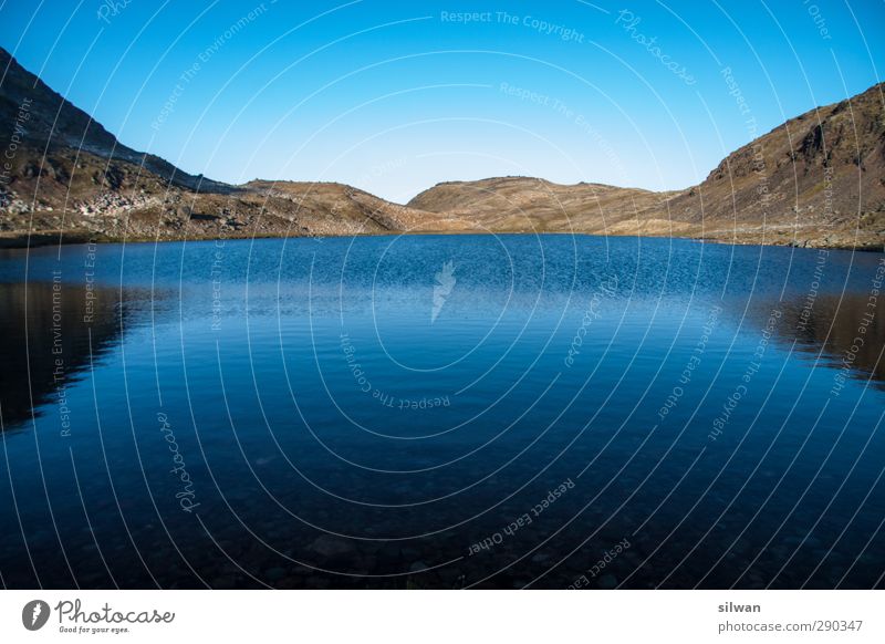 Green(lake)land Abenteuer Expedition Landschaft Wasser Himmel Wolkenloser Himmel Herbst Hügel Felsen Seeufer Erholung frieren ästhetisch Unendlichkeit