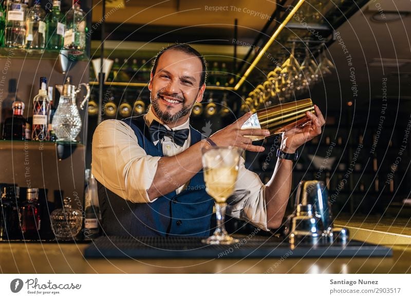 Barmann macht Cocktail im Nachtclub. Hinzufügen Alkohol Barkeeper Getränk Flasche Business Club kochen & garen Theke trinken elegant gutaussehend Beruf Wehen