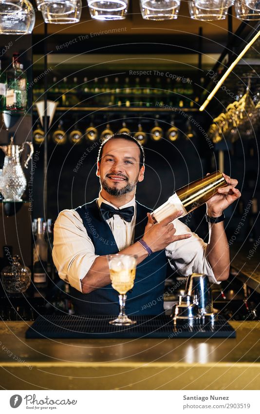 Barmann macht Cocktail im Nachtclub. Hinzufügen Alkohol Barkeeper Getränk Flasche Business Club kochen & garen Theke trinken elegant gutaussehend Beruf Wehen