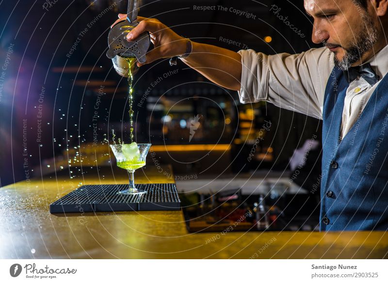 Barmann macht Cocktail im Nachtclub. Hinzufügen Alkohol Barkeeper Getränk Flasche Business Club kochen & garen Theke trinken elegant gutaussehend Beruf Wehen