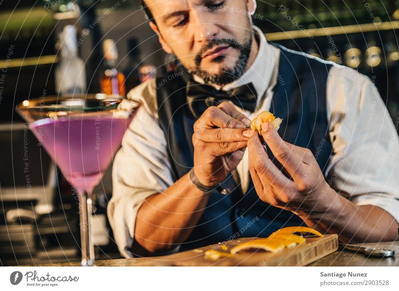 Barmann macht Cocktail im Nachtclub. Hinzufügen Alkohol Barkeeper Getränk Flasche Business Club kochen & garen Theke geschnitten trinken elegant gutaussehend