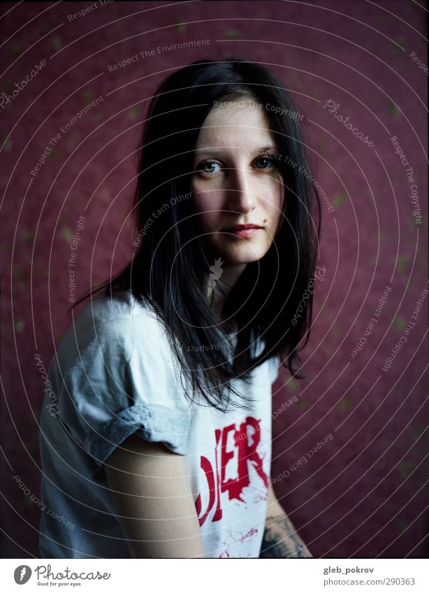 Portrait in redrum. elegant Gesicht Mensch feminin Junge Frau Jugendliche Haare & Frisuren Frauenbrust 1 18-30 Jahre Erwachsene Mode T-Shirt schwarzhaarig