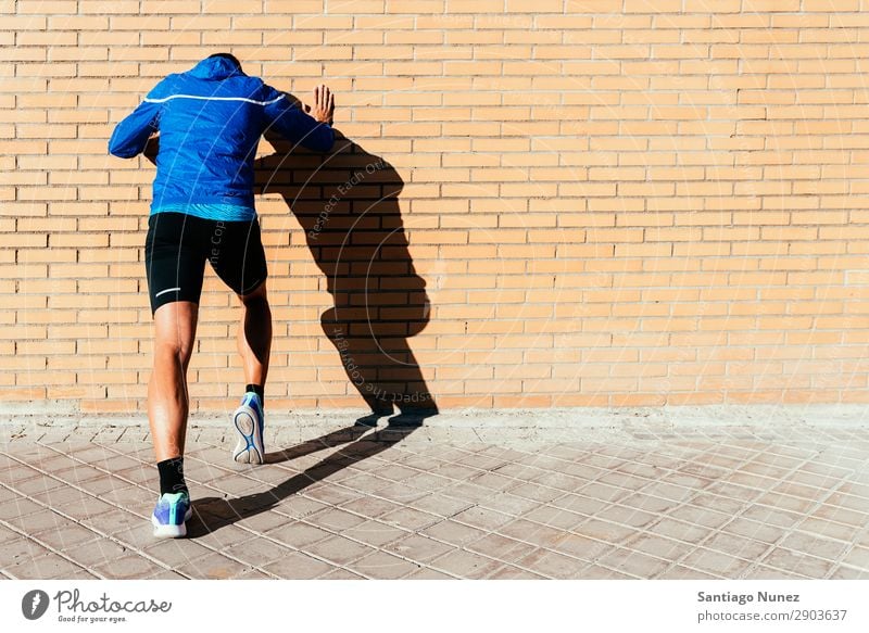 Ein gutaussehender Mann, der in der Stadt herumläuft. Fitness-, Trainings-, Sport- und Lifestyle-Konzept. rennen Joggen Läufer Straße Großstadt Athlet