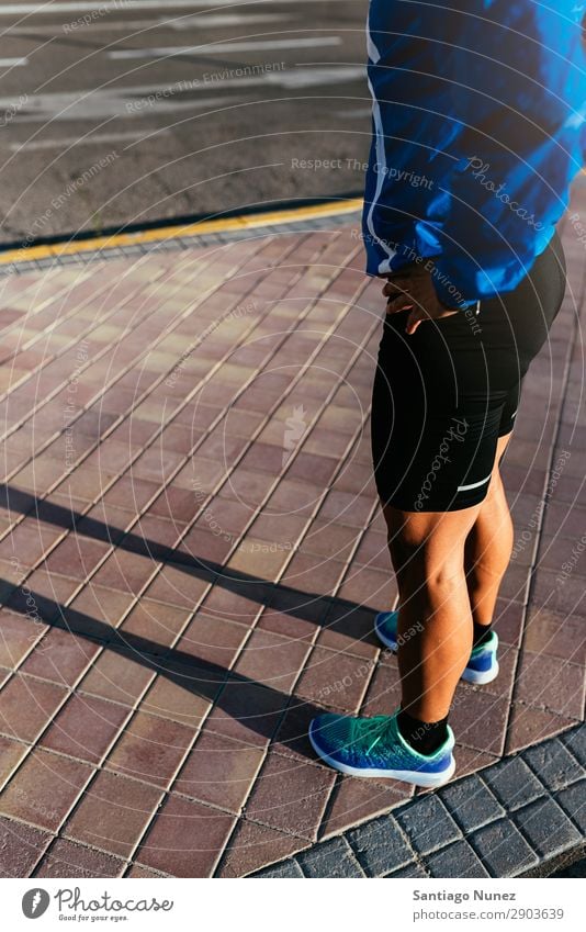 Nahaufnahme der Beine des Läufers in der Stadt. Mann Joggen bereit Pause Kalb Erholung Straße Großstadt Athlet Fitness Lifestyle Jugendliche Aktion Schatten