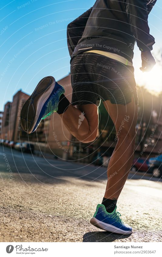 Nahaufnahme der Beine des Läufers in der Stadt. Mann rennen Joggen Kalb Fuß Straße Großstadt Athlet Geschwindigkeit Fitness Lifestyle Jugendliche Aktion