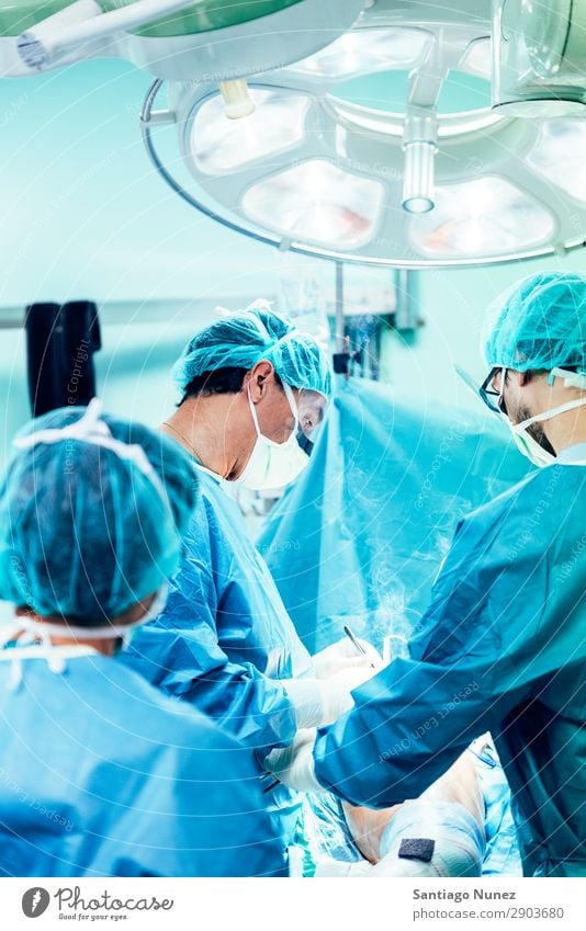 Team von operierenden Chirurgen. Operation Chirurgie in Betrieb befindlich chirurgisch Krankenhaus Raum Arzt Theater Medikament Arbeit & Erwerbstätigkeit