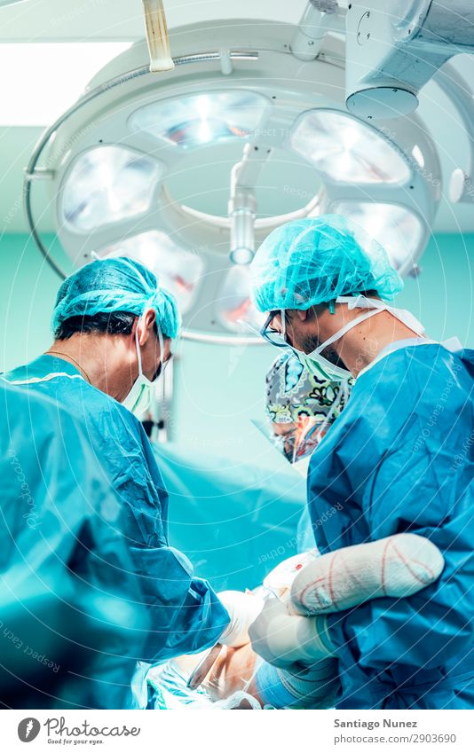 Team von Chirurgen, die im Krankenhaus arbeiten. Operation Chirurgie in Betrieb befindlich chirurgisch Raum Arzt Theater Medikament Arbeit & Erwerbstätigkeit