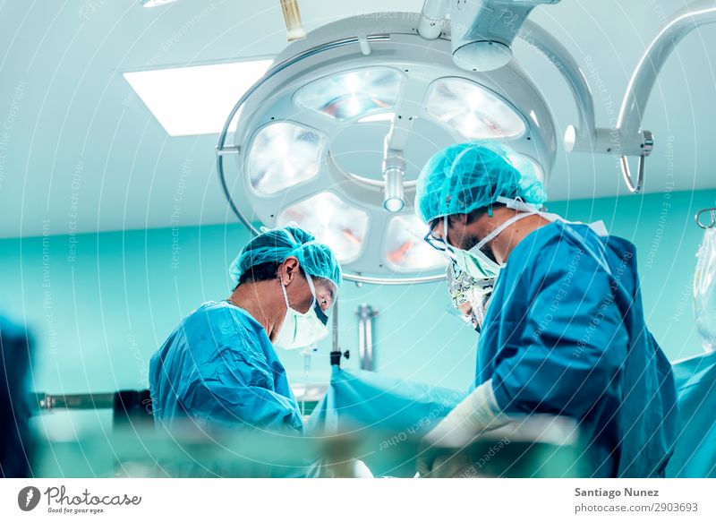 Team von Chirurgen, die im Krankenhaus arbeiten. Operation Chirurgie in Betrieb befindlich chirurgisch Raum Arzt Theater Medikament Arbeit & Erwerbstätigkeit