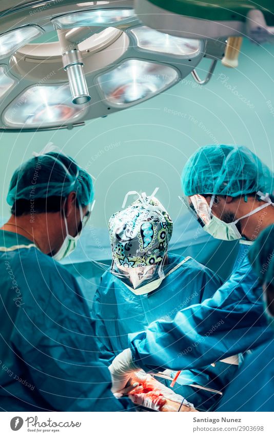 Team von operierenden Chirurgen. Operation Chirurgie in Betrieb befindlich chirurgisch Krankenhaus Raum Arzt Theater Medikament Arbeit & Erwerbstätigkeit