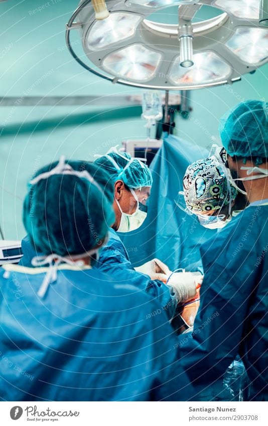 Team von operierenden Chirurgen. Operation Chirurgie in Betrieb befindlich chirurgisch Krankenhaus Raum Arzt Theater Medikament Arbeit & Erwerbstätigkeit