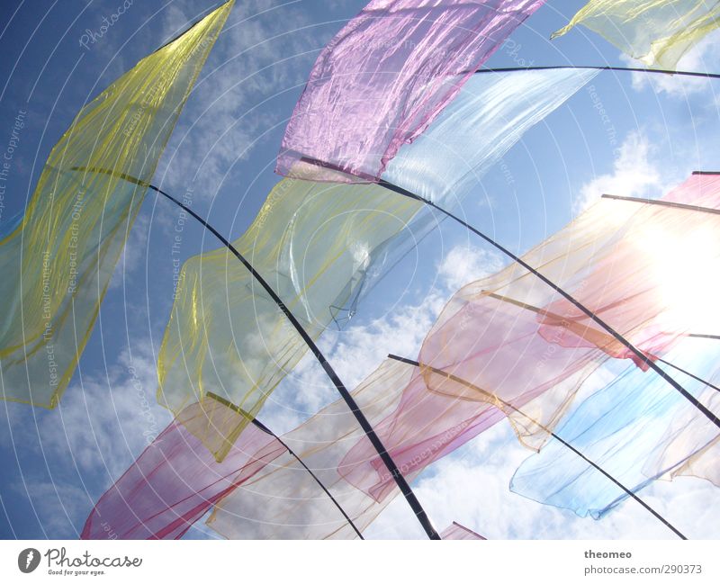 Fahnen im Wind Umwelt Landschaft Luft Himmel Wolken Sonne Strand Nordsee blau mehrfarbig gelb himmelblau Fahnenmast Farbfoto Außenaufnahme Menschenleer Tag