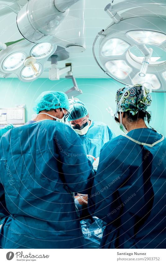 Team von operierenden Chirurgen. Operation Chirurgie in Betrieb befindlich chirurgisch Krankenhaus Raum Arzt Theater Medikament Arbeit & Erwerbstätigkeit