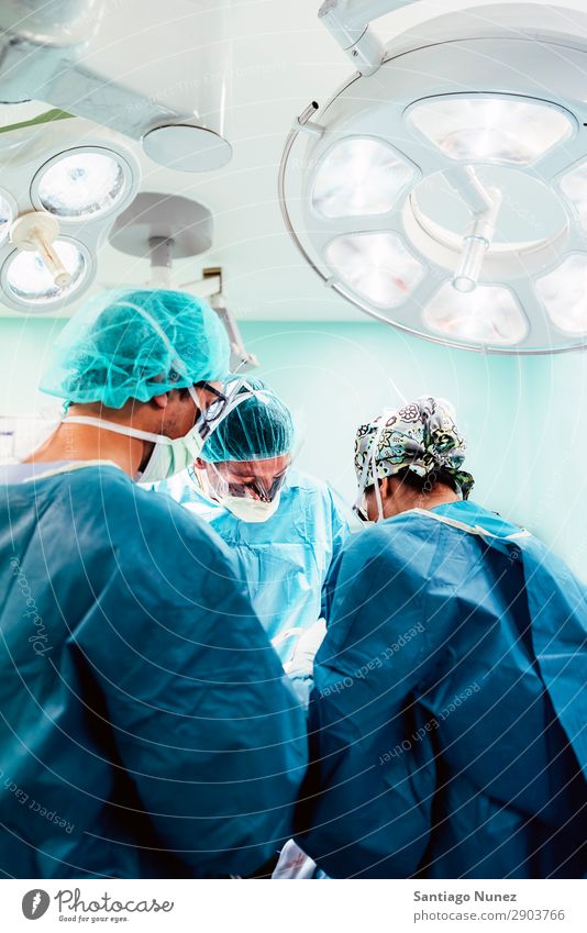 Team von operierenden Chirurgen. Operation Chirurgie in Betrieb befindlich chirurgisch Krankenhaus Raum Arzt Theater Medikament Arbeit & Erwerbstätigkeit