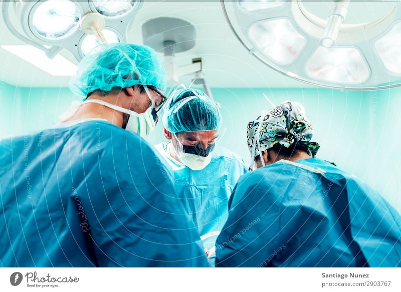 Team von operierenden Chirurgen. Operation Chirurgie in Betrieb befindlich chirurgisch Krankenhaus Raum Arzt Theater Medikament Arbeit & Erwerbstätigkeit