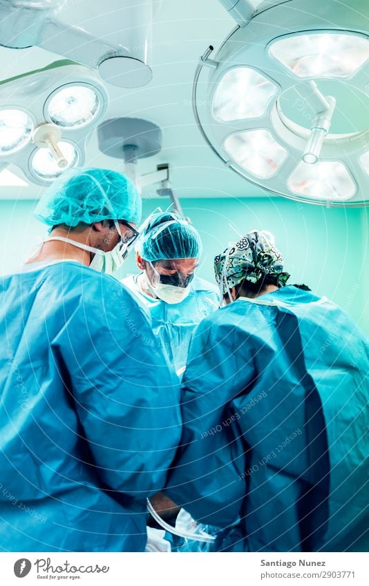 Team von operierenden Chirurgen. Operation Chirurgie in Betrieb befindlich chirurgisch Krankenhaus Raum Arzt Theater Medikament Arbeit & Erwerbstätigkeit