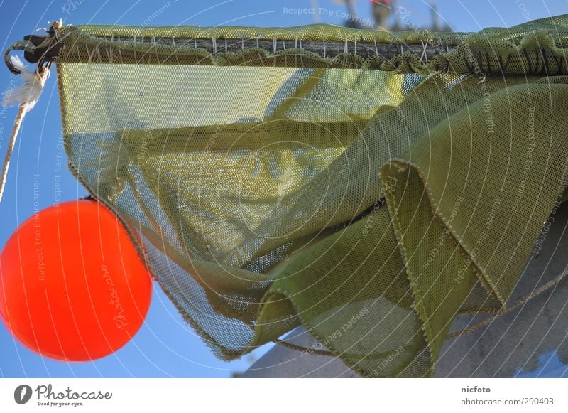 Fische, das Netzt ruft ! Wasser Wellen Küste Nordsee Ostsee fangen nass blau gelb orange Abenteuer Farbfoto Außenaufnahme Tag Froschperspektive