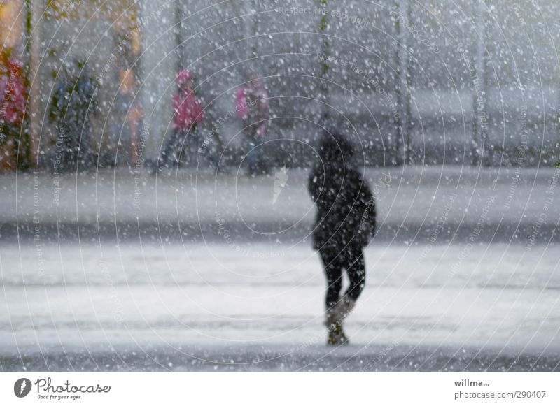 Stadtbummel in der verschneiten Stadt Schneeflocken Winter Schneefall Straße kalt Mensch Mädchen Streetlife Stadtleben Kapuzenjacke frieren Frau Flockenwirbel