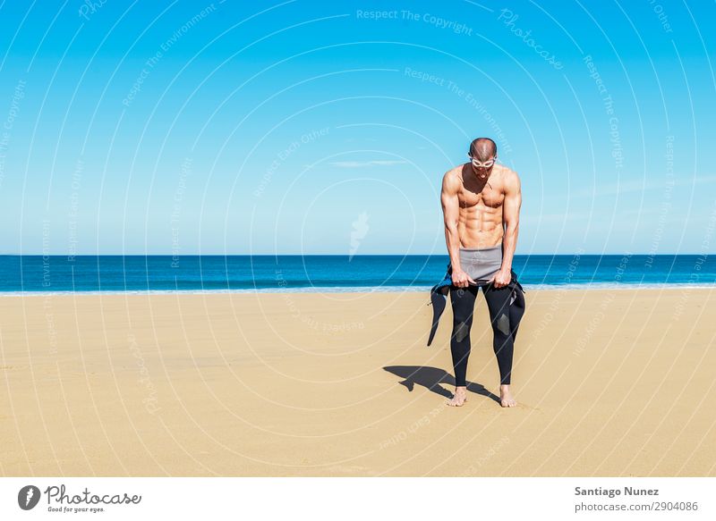 Schwimmer im Neoprenanzug Bauchmuskeln attraktiv Strand schwarz Körper Kaukasier Taucher tauchen üben sportlich Fitness Brillenträger Schneebrille gutaussehend