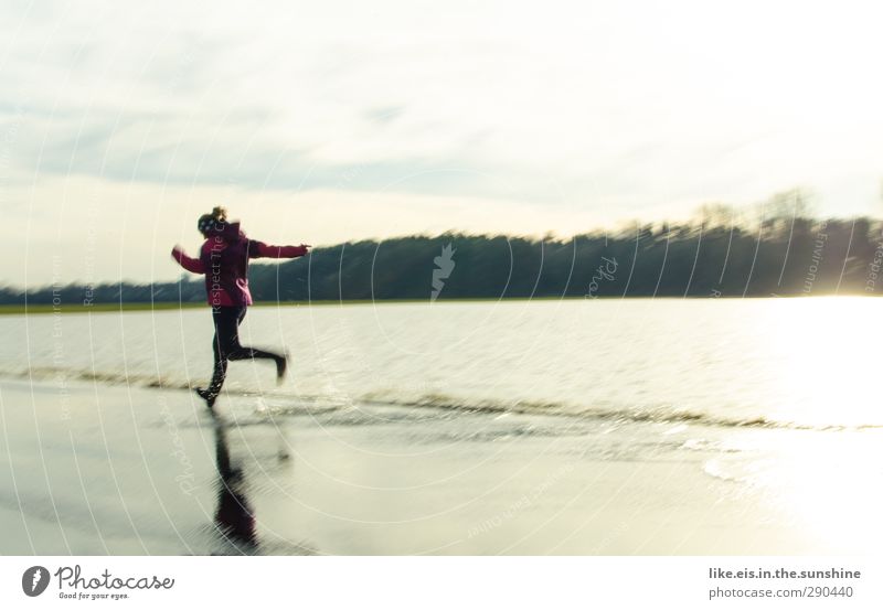 HOCHWASSEEEEEEEER! Leben Wohlgefühl Spielen Sport Joggen feminin Junge Frau Jugendliche Erwachsene 1 Mensch Landschaft Jacke Gefühle Freude Glück Fröhlichkeit