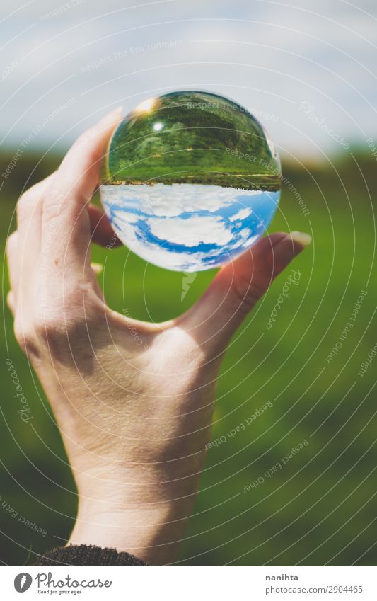 grünes Feld durch eine Kristallkugel betrachtet Design harmonisch Hand Umwelt Natur Landschaft Himmel Frühling Sommer Schönes Wetter Gras einfach frei frisch