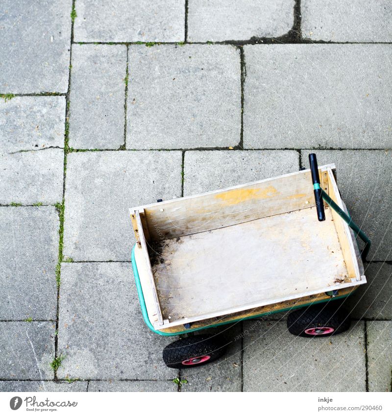 eckig, leer, alt Spielen Häusliches Leben Garten Kindergarten Menschenleer Terrasse Wagen Handwagen Steinplatten Betonplatte Holz Güterverkehr & Logistik