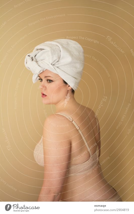 echte Frau nach der Dusche schön Körperpflege Haare & Frisuren Haut Gesicht Kosmetik Parfum Creme Schminke Gesundheit Gesundheitswesen Übergewicht Wellness