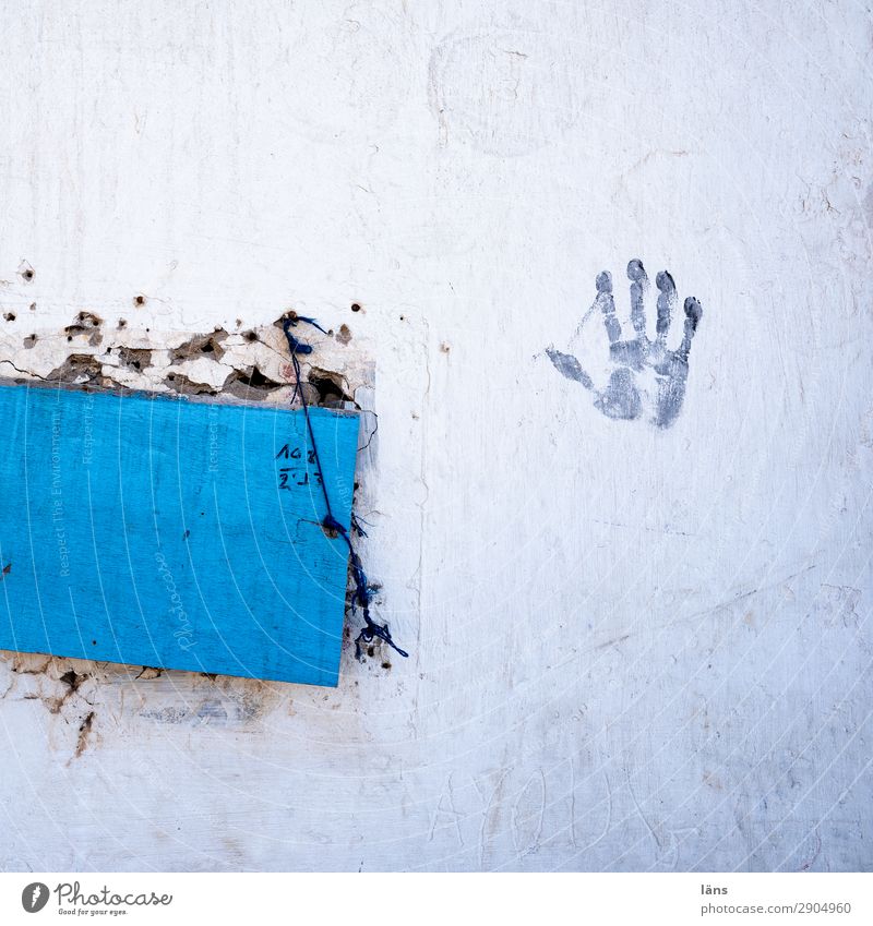 Hand drauf Leben Essaouira Afrika Mauer Wand Fassade Fenster einfach einzigartig Inspiration geschlossen Abdruck gebunden abklatschen Farbfoto Außenaufnahme