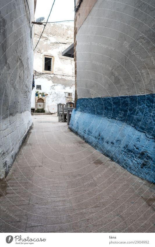 Altstadtgasse Häusliches Leben Wohnung Essaouira Marokko Afrika Haus Mauer Wand Fassade Verkehr Verkehrswege Straße Wege & Pfade Erwartung Gasse Farbfoto