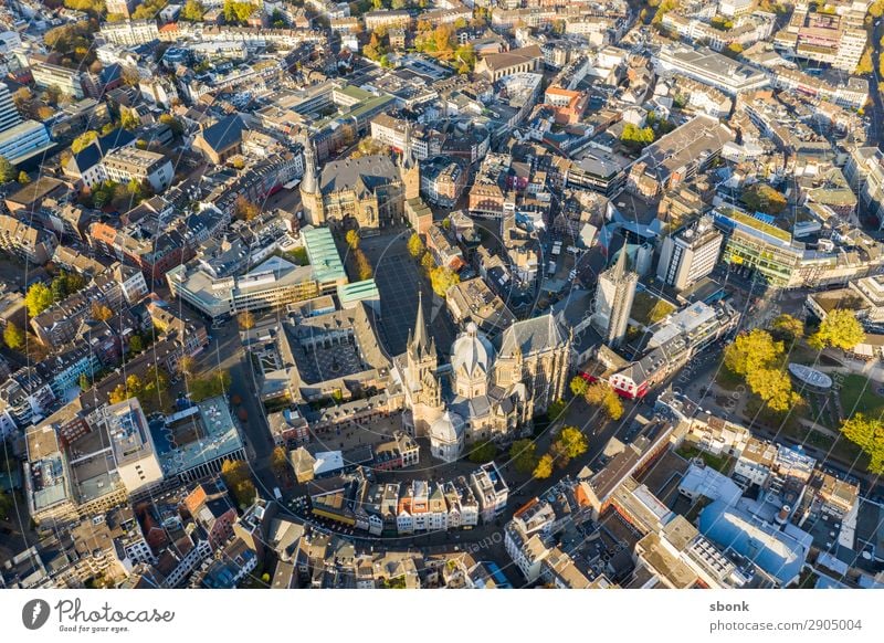 Aachen Stadt Stadtzentrum Altstadt Skyline Sehenswürdigkeit Wahrzeichen Denkmal Religion & Glaube Aken Aix-La-Chapelle Großstadt aerial Farbfoto