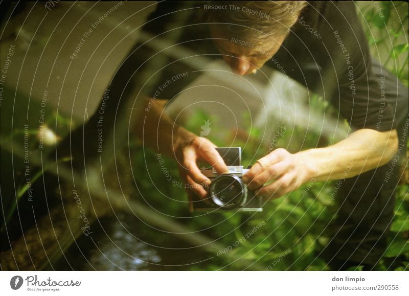 exa portrait Garten maskulin Junger Mann Jugendliche 1 Mensch festhalten Blick Perspektive analog Fotografieren Fotokamera Farbfoto Innenaufnahme Kunstlicht