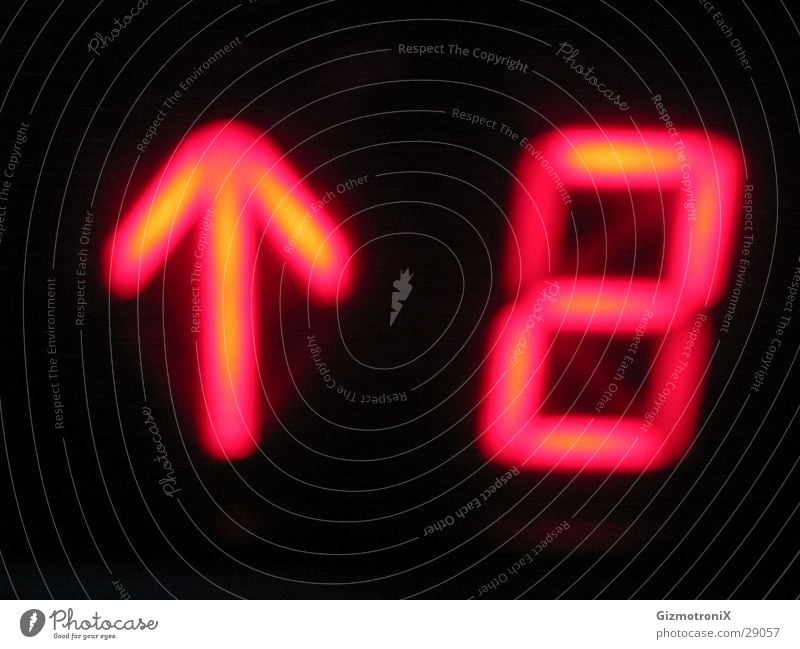 display mit leuchtziffer Fahrstuhl schwarz rot Elektrisches Gerät Technik & Technologie Pfeil aufwärts Anzeige