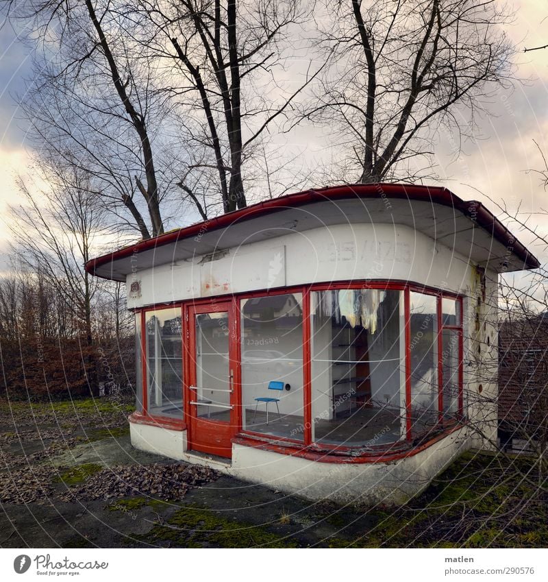 Der blaue Stuhl Stadtrand Menschenleer Platz Bauwerk Fenster Tür braun grün rot weiß Pavillon Kiosk Farbfoto Außenaufnahme Tag