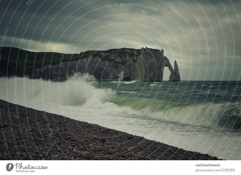 Étretat Umwelt Natur Landschaft Sand Luft Wasser Himmel Wolken Gewitterwolken Sommer Herbst Wetter schlechtes Wetter Unwetter Wind Sturm Wellen Küste Seeufer