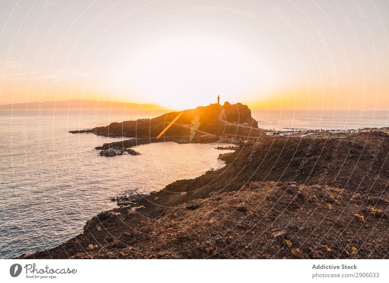 Leuchtturm am Steinufer nahe dem Wasser bei Sonnenuntergang Meer Küste Straße Teneriffa Kanaren Spanien Leuchtfeuer Abend Aussicht Felsen erstaunlich