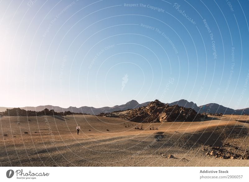 Person zwischen verlassenem Land und blauem Himmel Landen Menschenleer Silhouette Berge u. Gebirge Teide Teneriffa Kanaren Spanien Hügel Sand Himmel (Jenseits)