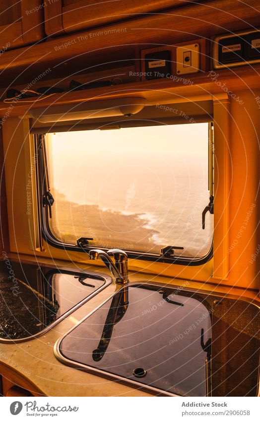 Retro-Wohnmobil und malerischer Blick auf das Meer Sonnenuntergang Berge u. Gebirge Teide Teneriffa Kanaren Spanien retro Aussicht Meereslandschaft erstaunlich