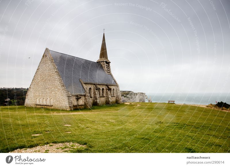 Étretat Natur Landschaft Luft Wasser Hügel Felsen Küste Meer Frankreich Normandie Europa Kleinstadt Menschenleer Haus Kirche Bauwerk Gebäude Architektur Kapelle