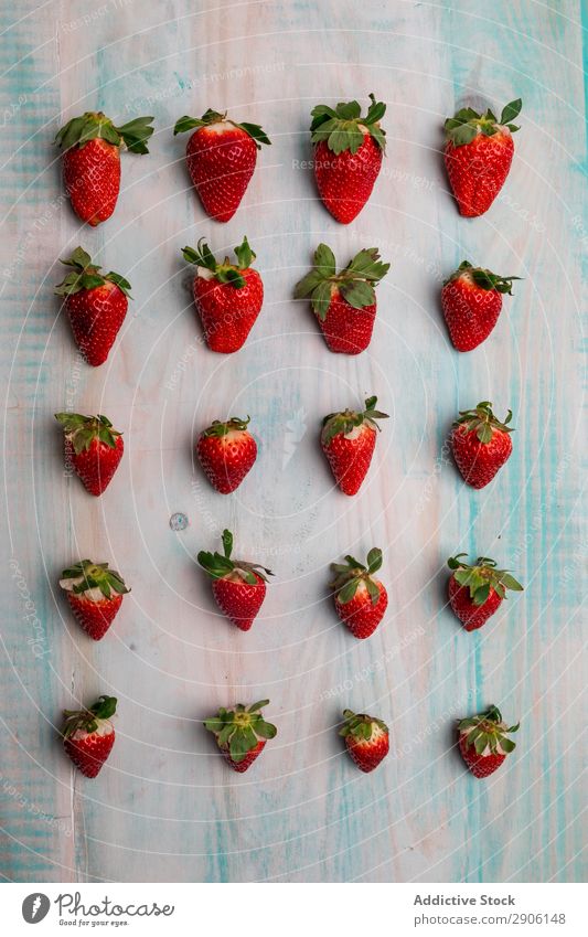 Set frische Erdbeeren auf dem Schreibtisch Kulisse rot geschmackvoll Lebensmittel süß Gesundheit Diät Tisch Dessert lecker Vegetarische Ernährung Mahlzeit Snack