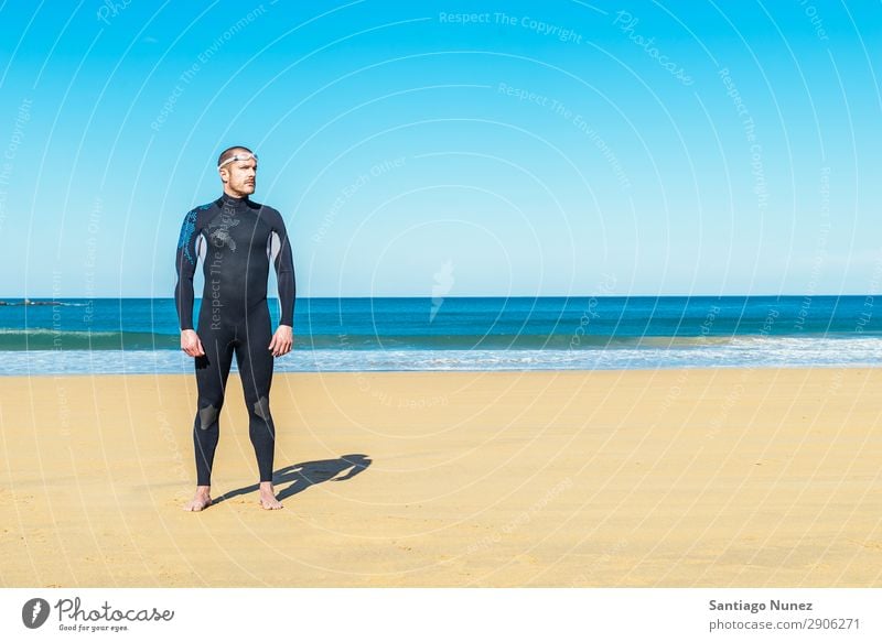 Gutaussehender Schwimmer bereit für den Start ins Schwimmen Strand schwarz Kaukasier Taucher tauchen üben sportlich Fitness Brillenträger Schneebrille