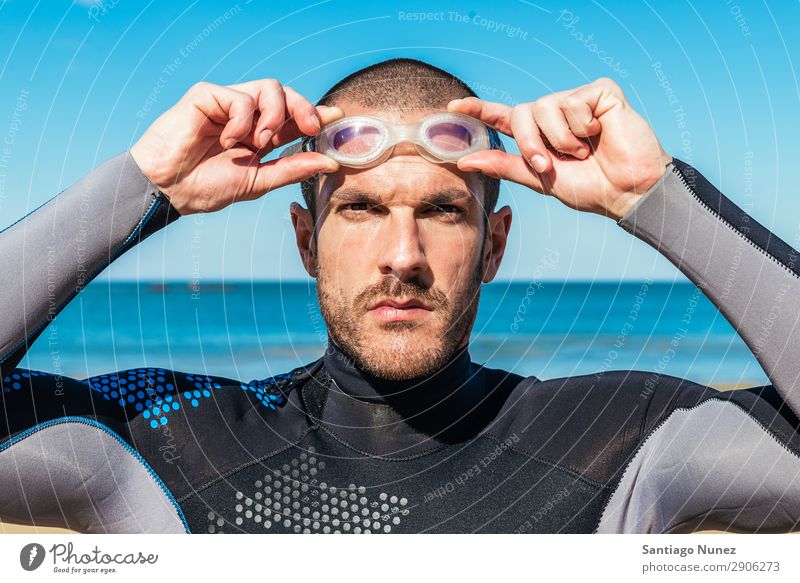 gutaussehender Schwimmer, der eine Brille aufsetzt. Bauchmuskeln attraktiv Strand schwarz Körper Kaukasier Taucher tauchen üben sportlich Fitness Brillenträger