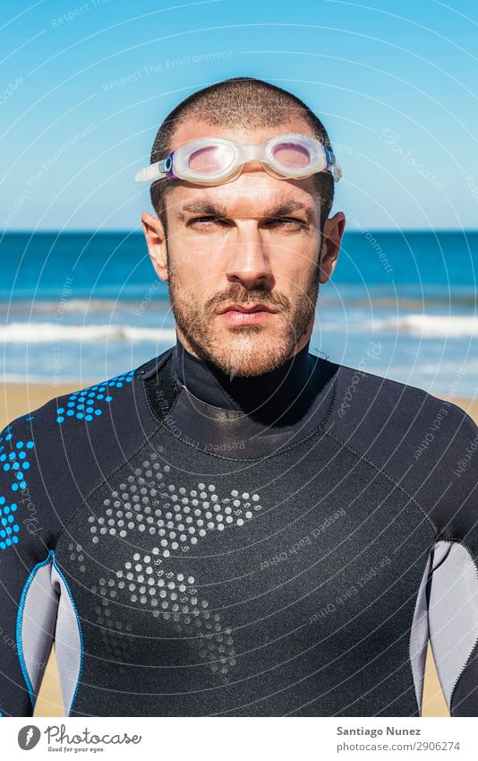 Gutaussehender Schwimmer bereit für den Start ins Schwimmen Strand schwarz Kaukasier Taucher tauchen üben sportlich Fitness Brillenträger Schneebrille